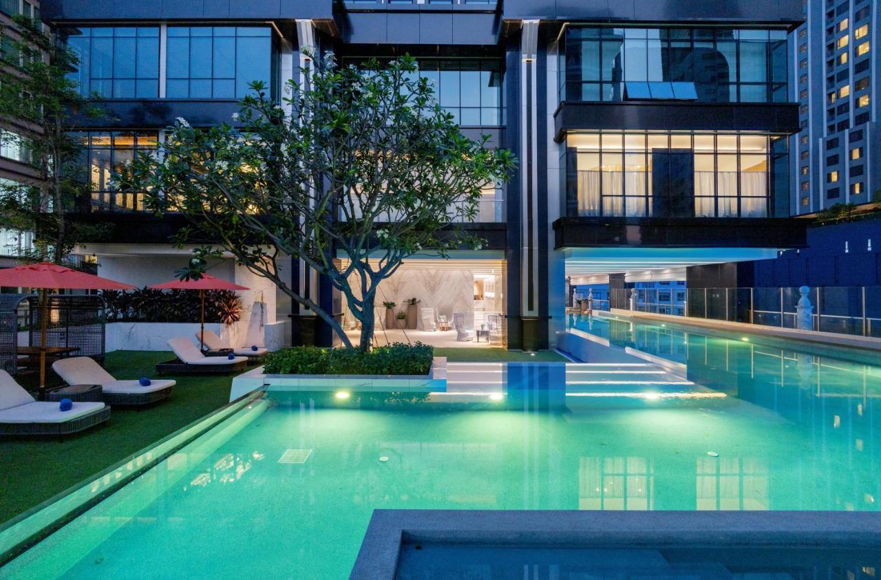 Silq Hotel & Residence, Managed By The Ascott Limited Бангкок Экстерьер фото The swimming pool at the hotel