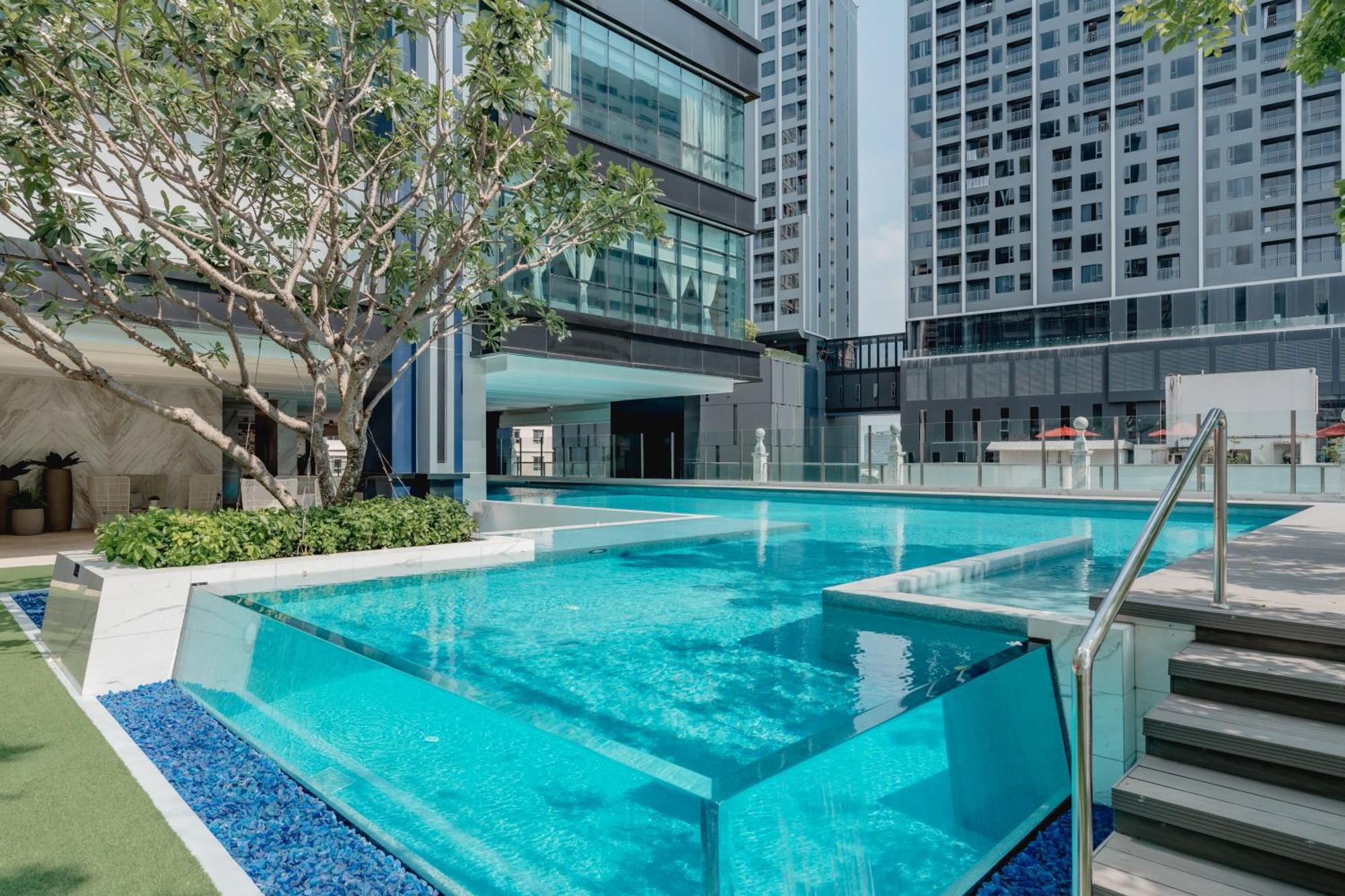 Silq Hotel & Residence, Managed By The Ascott Limited Бангкок Экстерьер фото The pool at the hotel