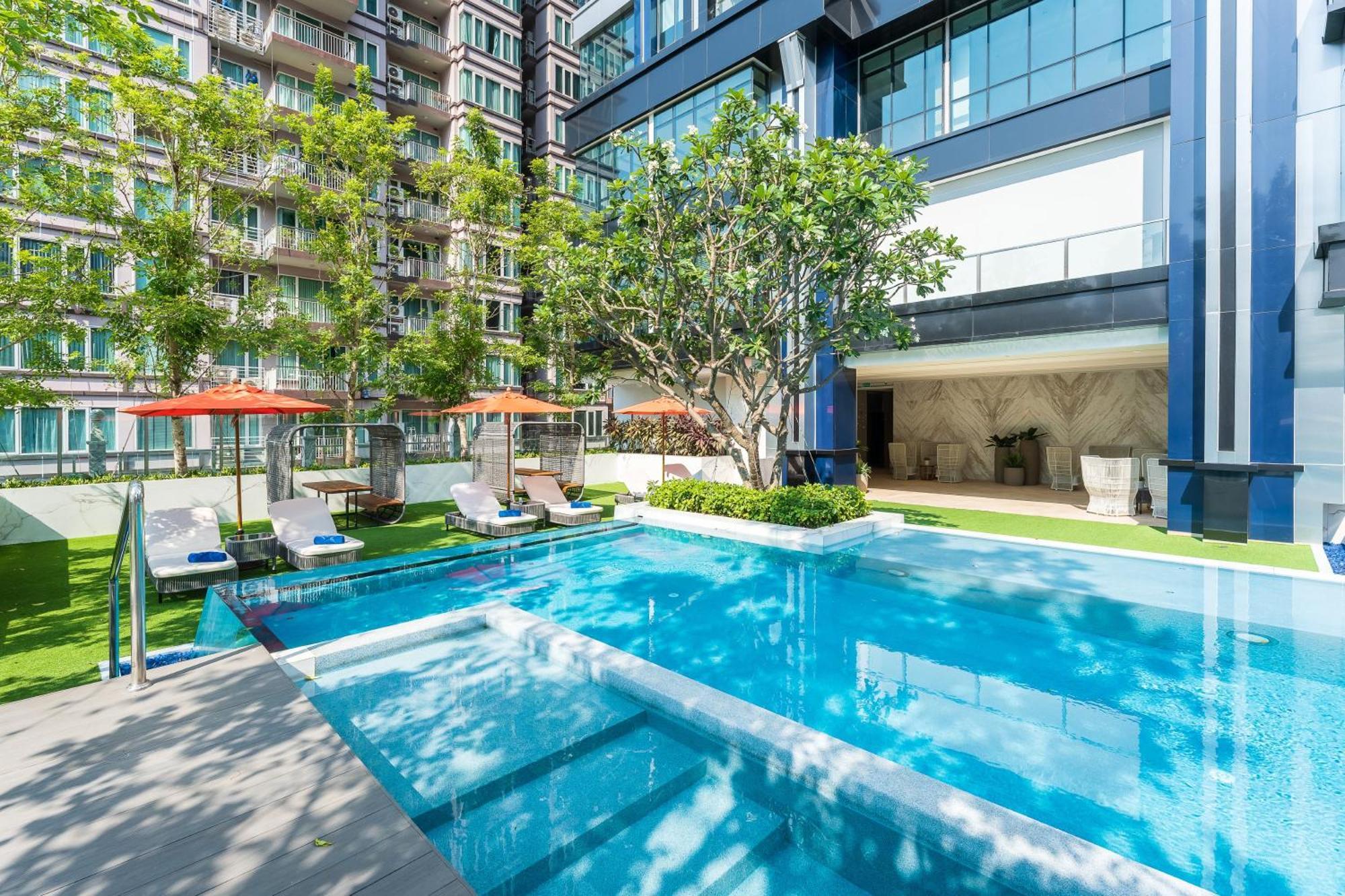 Silq Hotel & Residence, Managed By The Ascott Limited Бангкок Экстерьер фото The swimming pool at the hotel