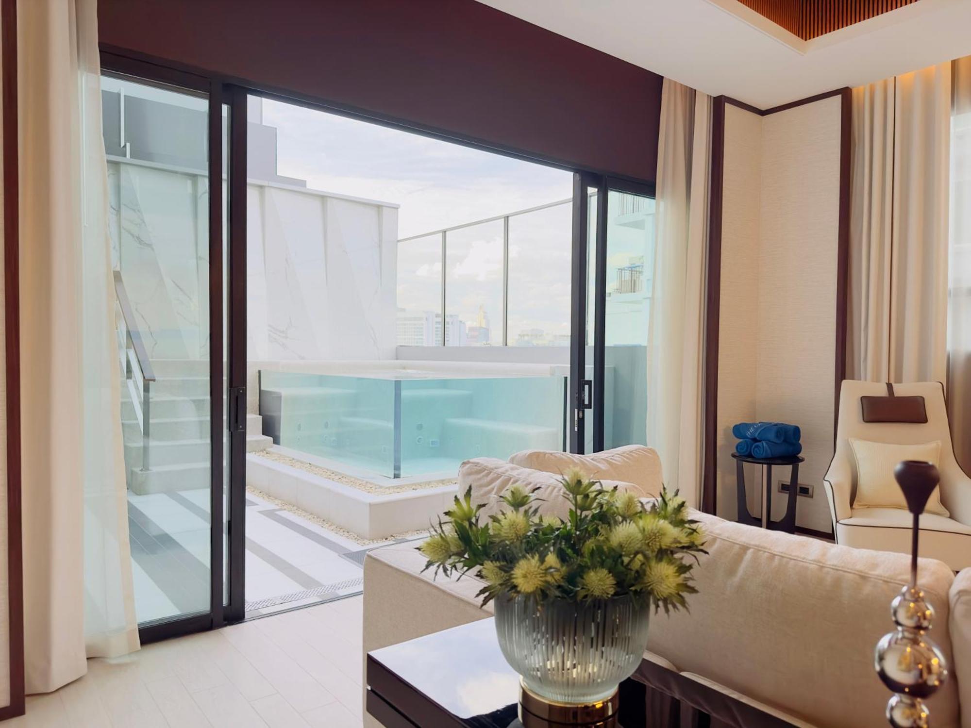 Silq Hotel & Residence, Managed By The Ascott Limited Бангкок Номер фото A living room with a sliding door