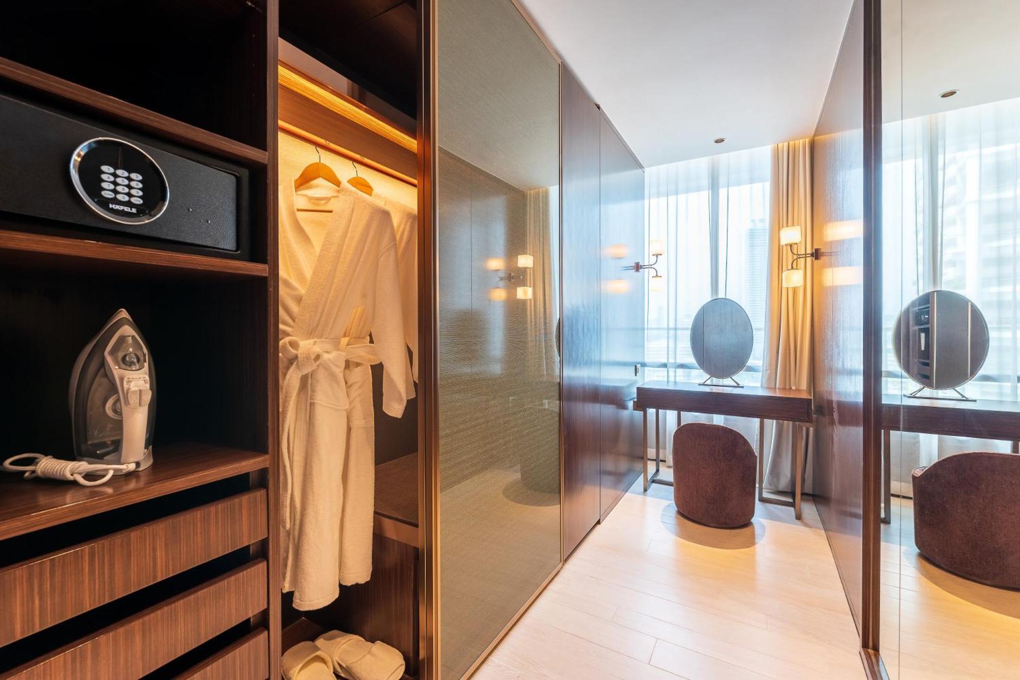 Silq Hotel & Residence, Managed By The Ascott Limited Бангкок Номер фото A hotel room with a safe