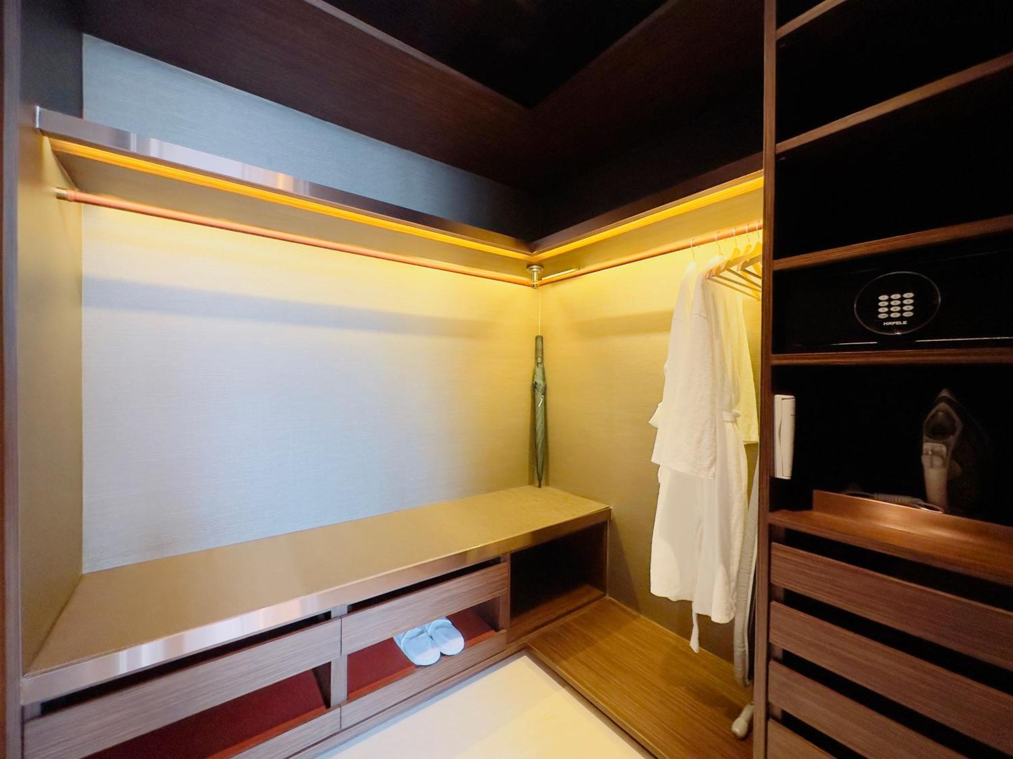 Silq Hotel & Residence, Managed By The Ascott Limited Бангкок Номер фото A walk-in wardrobe