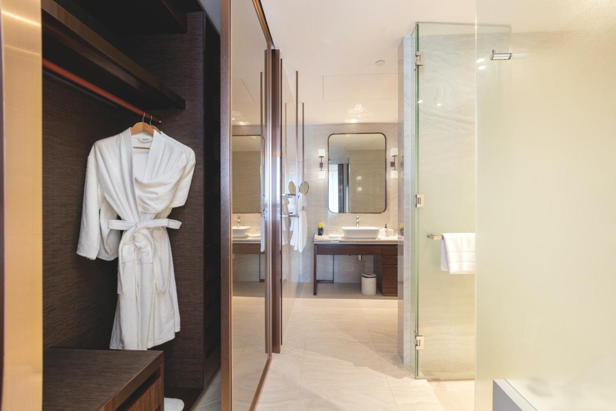 Silq Hotel & Residence, Managed By The Ascott Limited Бангкок Номер фото A bathrobe hanging on a hanger