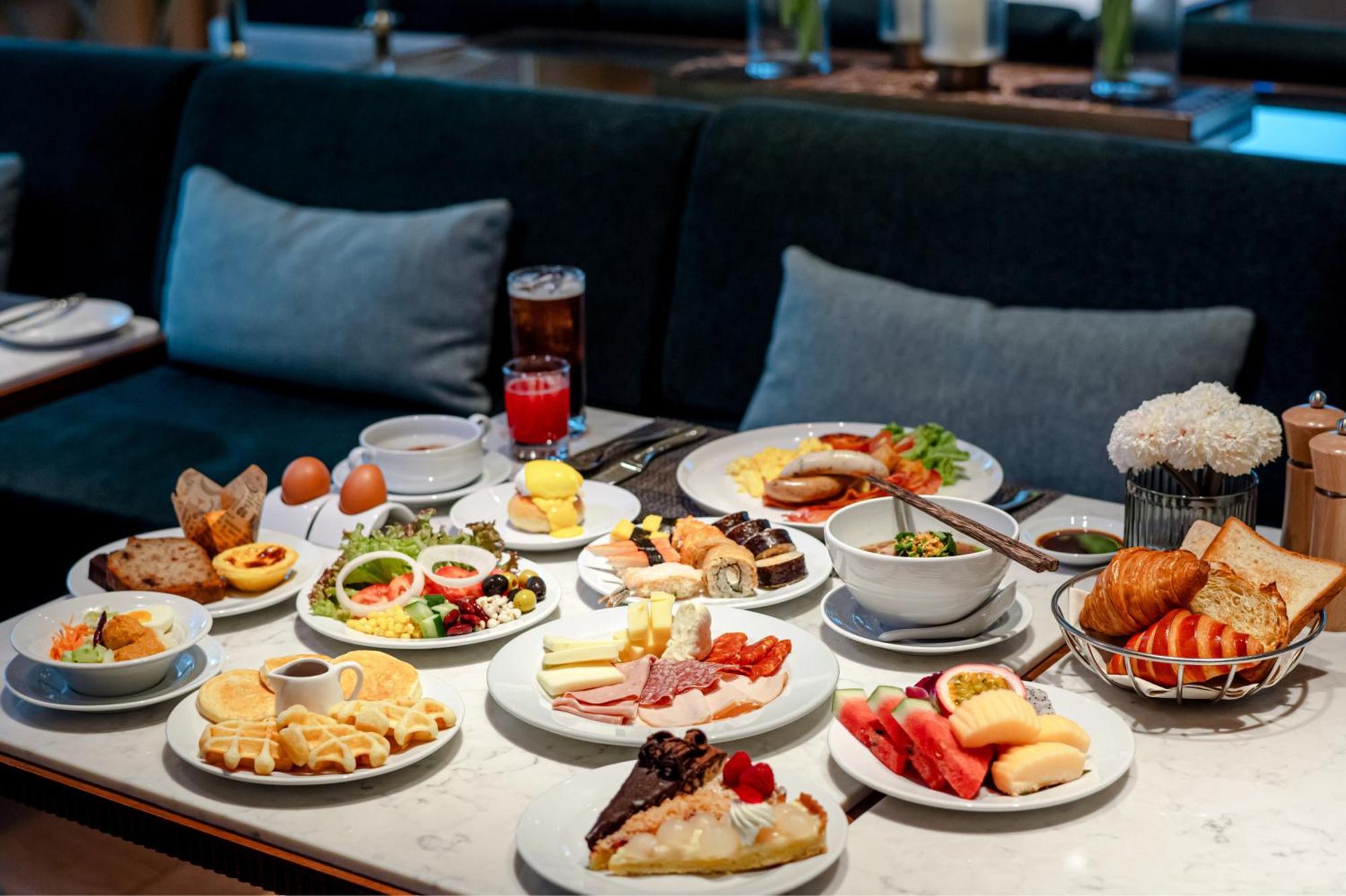 Silq Hotel & Residence, Managed By The Ascott Limited Бангкок Экстерьер фото A selection of food at the lounge